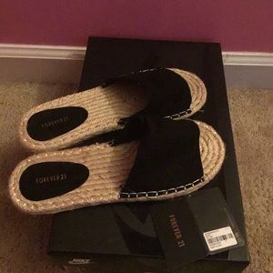 sandals black strap. (Never worn)